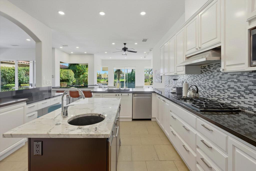 Residential for sale at 55340 Southern, La Quinta CA featuring 4 beds and 5 baths