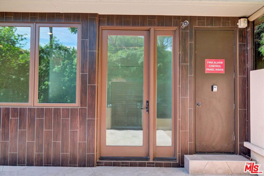 Residential Lease for rent at 1249 N Formosa Avenue, West Hollywood, Los Angeles County CA featuring 2 beds and 3 baths