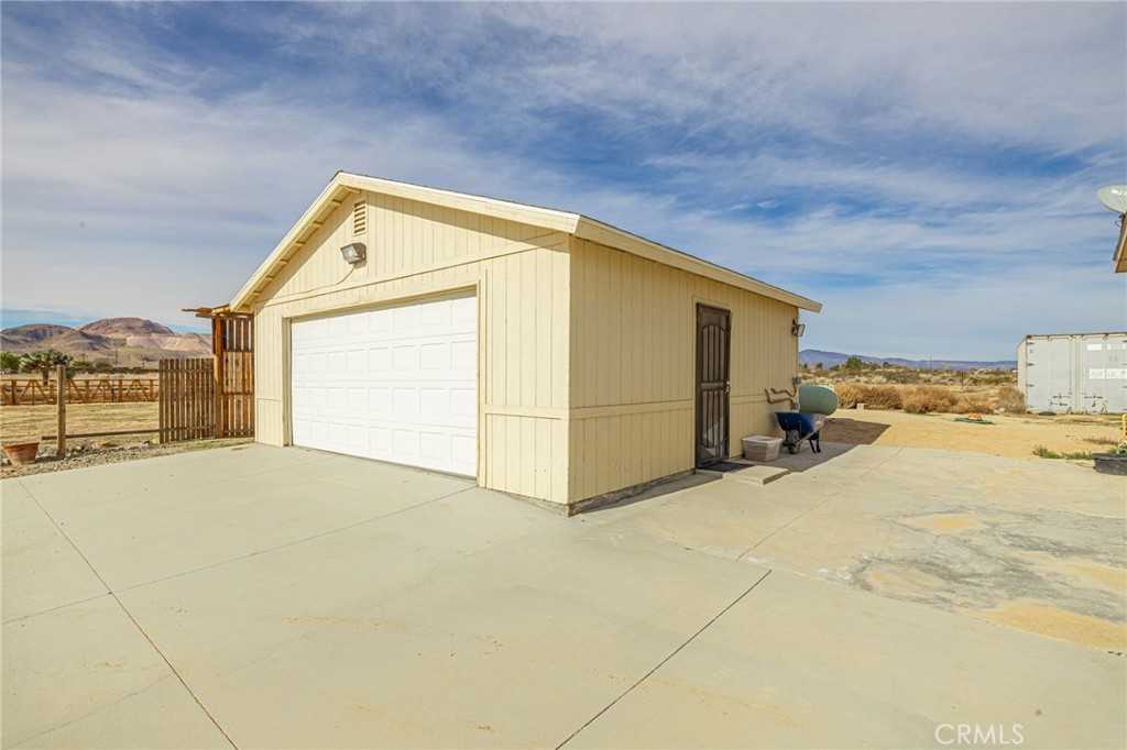 Residential for sale at 277 Longhorn, Mojave, Kern CA featuring 3 beds and 2 baths