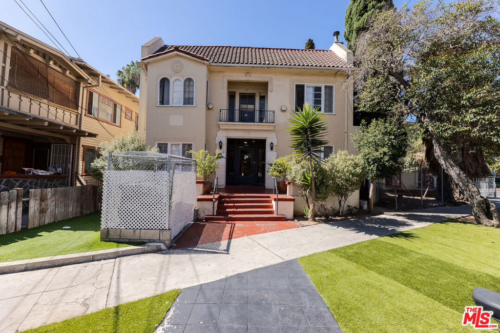 Residential Lease for rent at 1420 Alvarado Terrace 8, Los Angeles, Los Angeles County CA featuring 1 bed and 1 bath