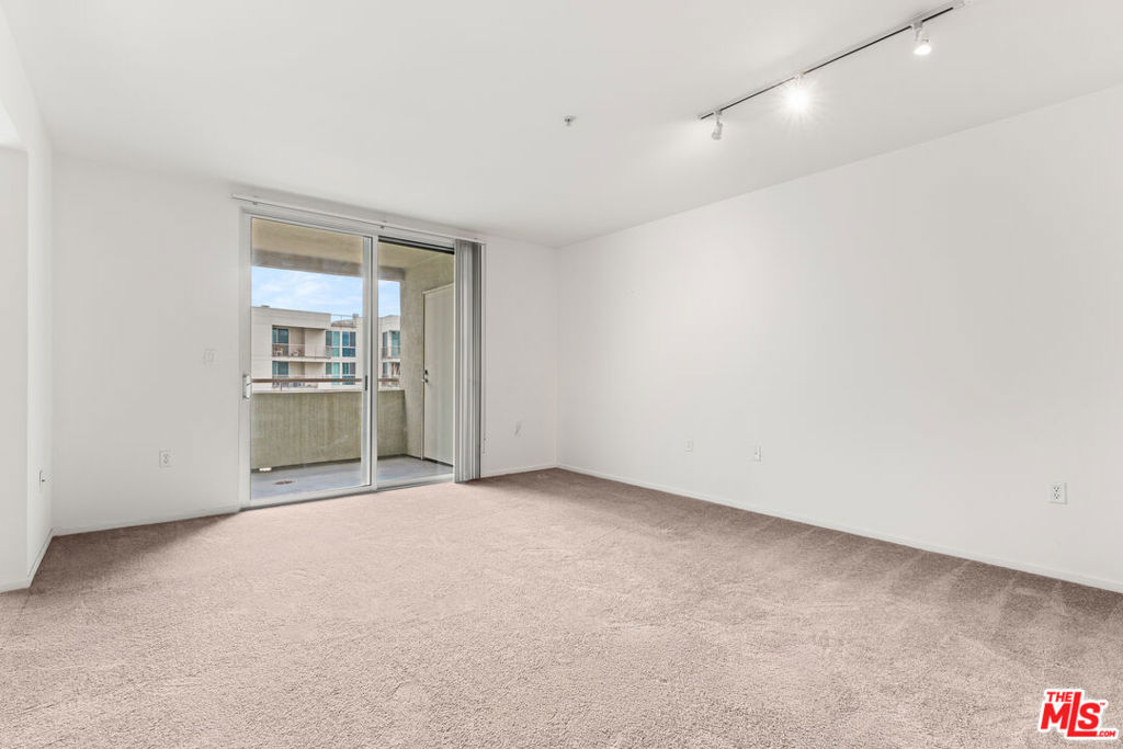 Residential Lease for rent at 267 S San Pedro Street 507, Los Angeles, Los Angeles County CA featuring 2 beds and 2 baths