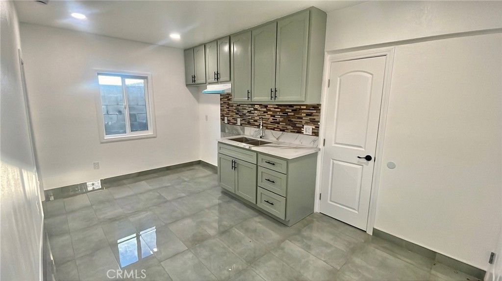 Residential Lease for rent at 1336 109 Place 1/4, Los Angeles, Los Angeles County CA featuring 1 bed and 1 bath