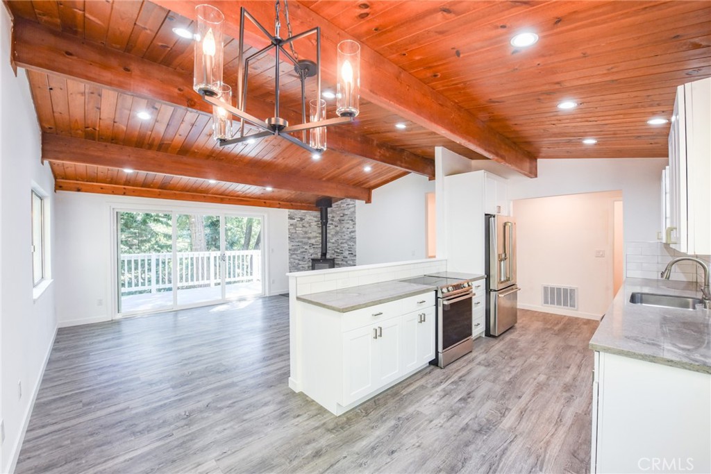 Residential Lease for rent at 21599 Eel River Drive, Sonora, Tuolumne County CA featuring 3 beds and 2 baths