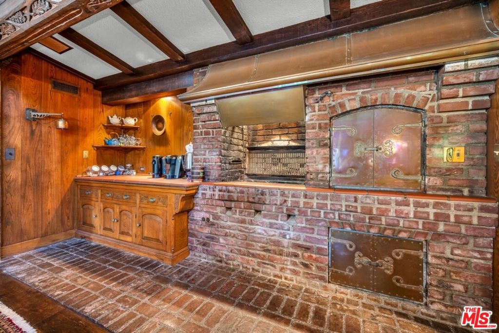 Residential Lease for rent at 829 N Whittier Drive, Beverly Hills CA featuring 8 beds and 11 baths