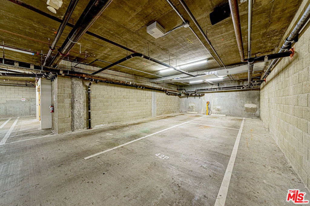 Residential Lease for rent at 702 S Serrano Avenue 504, Los Angeles, Los Angeles County CA featuring 2 beds and 2 baths