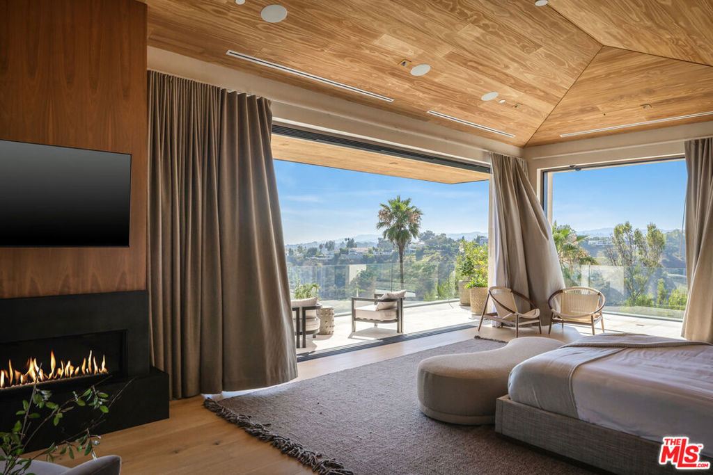 Residential Lease for rent at 1625 Summitridge Drive, Beverly Hills CA featuring 7 beds and 11 baths