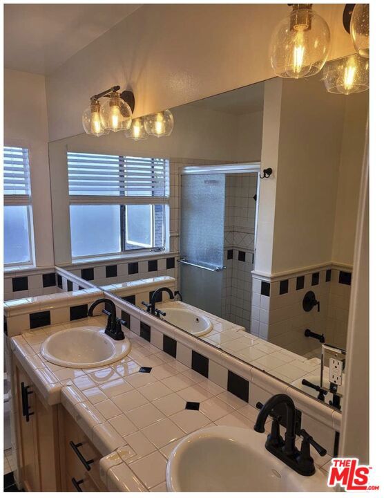 Residential Lease for rent at 435 S Palm Drive 5, Beverly Hills, Los Angeles County CA featuring 3 beds and 3 baths