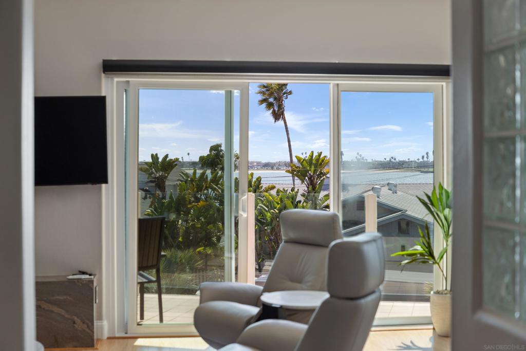 Residential Lease for rent at 3701 Riviera Dr 11, San Diego, San Diego County CA featuring 3 beds and 3 baths