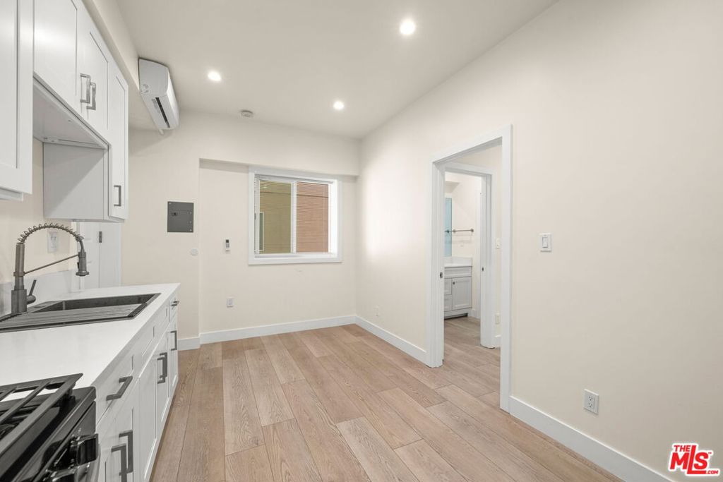 Residential Lease for rent at 212 S Reeves Drive 13, Beverly Hills, Los Angeles County CA featuring 1 bed and 1 bath