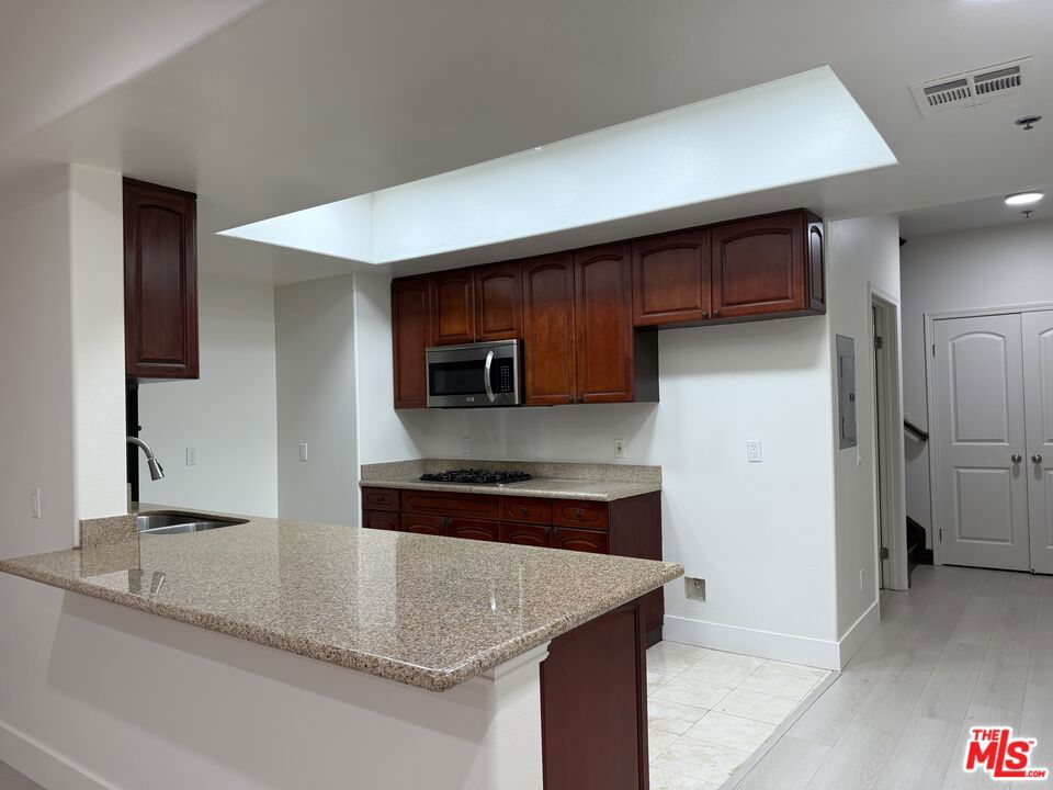 Residential Lease for rent at 962 S Gramercy Drive 207, Los Angeles, Los Angeles County CA featuring 2 beds and 3 baths