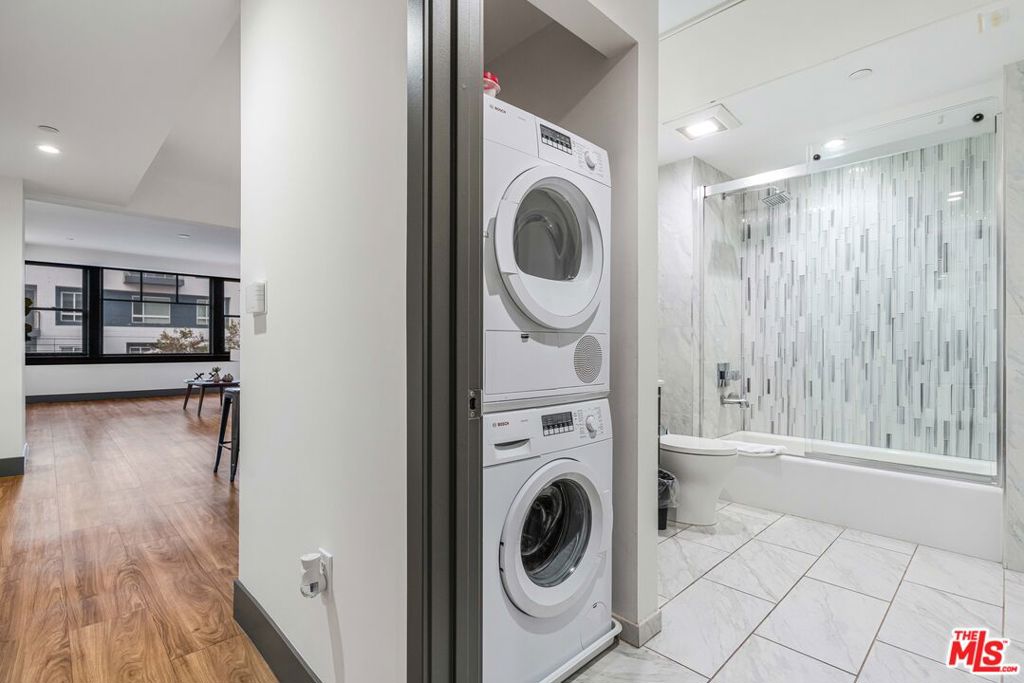 Residential Lease for rent at 932 S Hill Street 406, Los Angeles, Los Angeles County CA featuring 1 bed and 1 bath