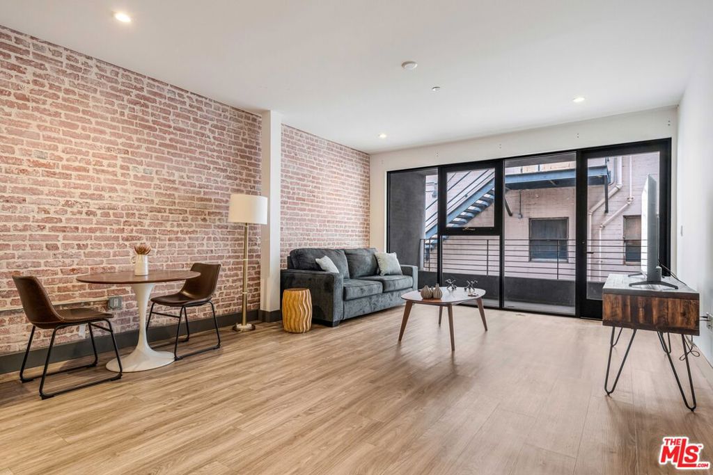 Residential Lease for rent at 932 S Hill Street 401, Los Angeles, Los Angeles County CA featuring 2 beds and 1 bath