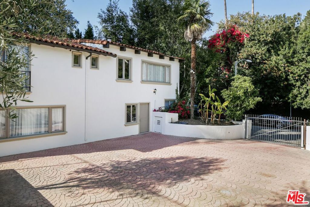 Residential Lease for rent at 905 Hartford Drive, Beverly Hills CA featuring 3 beds and 2 baths