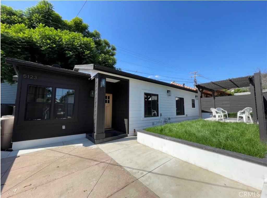 Residential Lease for rent at 5123 Rockland Avenue, Los Angeles, Los Angeles County CA featuring 3 beds and 2 baths