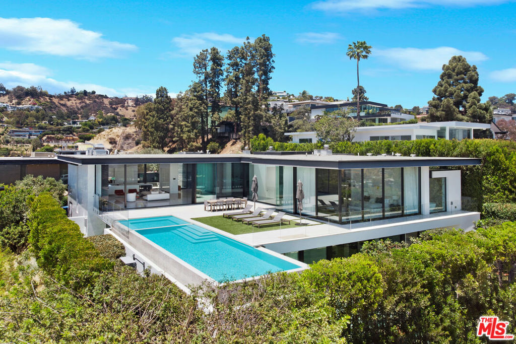 Residential Lease for rent at 1536 Blue Jay Way, Los Angeles CA featuring 6 beds and 9 baths