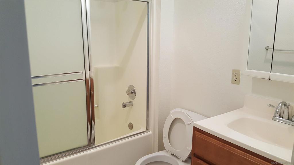 Residential Lease for rent at 417 N Citrus Av 15, Escondido CA featuring 2 beds and 2 baths