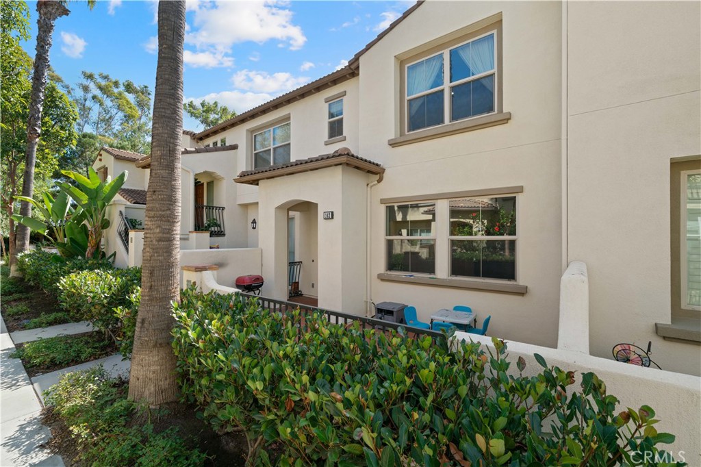 Residential for sale at 142 Hedge Bloom, Irvine CA featuring 3 beds and 3 baths