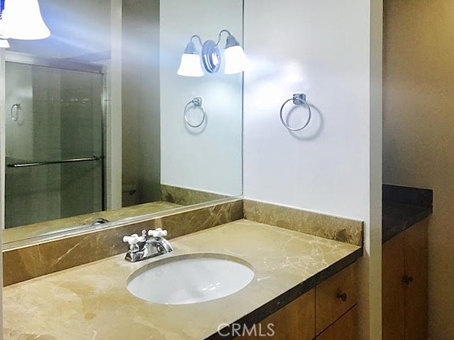 Residential Lease for rent at 1033 3rd Street 105, Santa Monica, Los Angeles County CA featuring 2 beds and 2 baths