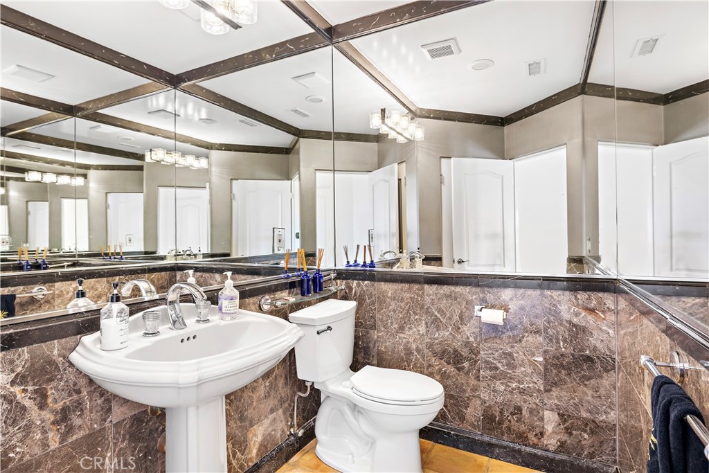 Residential Lease for rent at 1050 SKYLINE, Laguna Beach CA featuring 3 beds and 3 baths