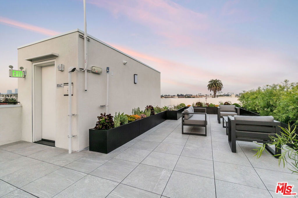 Residential Lease for rent at 3632 S Keystone Avenue 303, Los Angeles, Los Angeles County CA featuring 2 beds and 3 baths