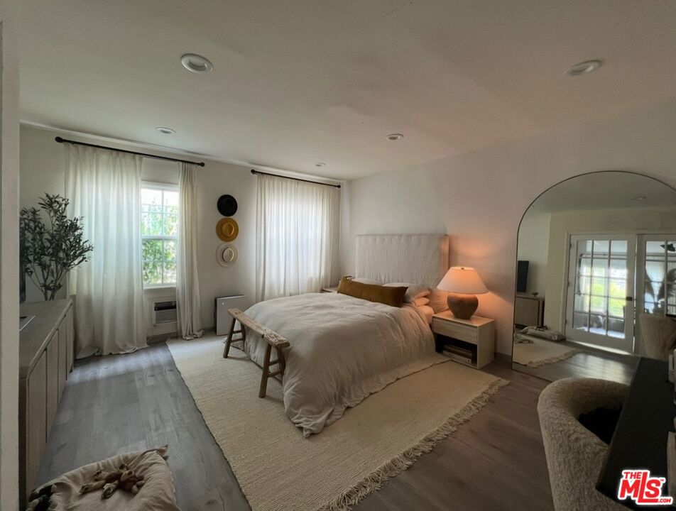 Residential Lease for rent at 133 S Crescent Drive 1, Beverly Hills, Los Angeles County CA featuring 1 bed and 1 bath