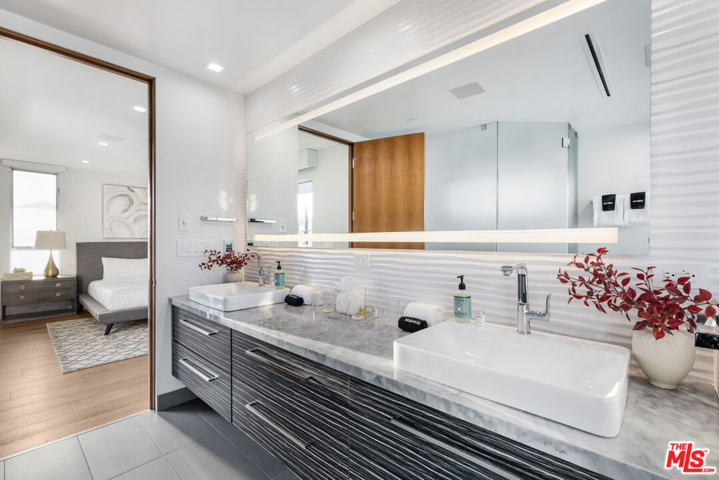 Residential Lease for rent at 6410 Lindenhurst Avenue, Los Angeles, Los Angeles County CA featuring 4 beds and 5 baths