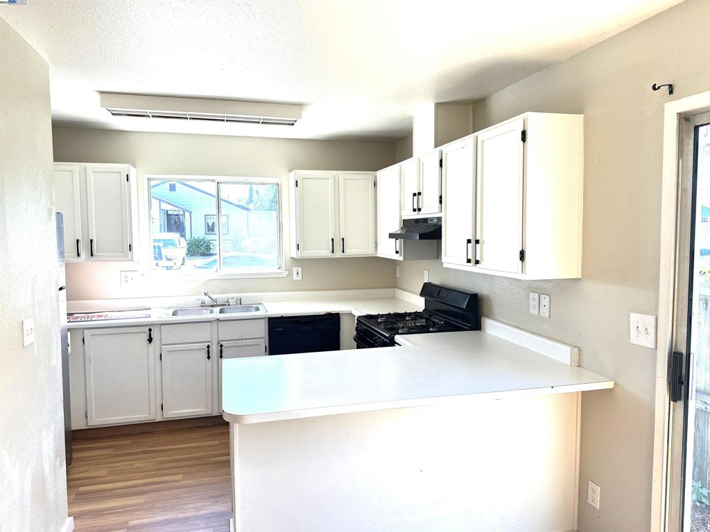 Residential for sale at 10538 Creekside Cir, Oakland CA featuring 3 beds and 2 baths