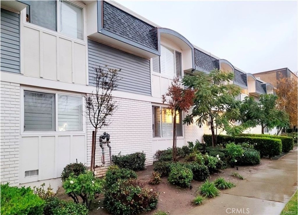 Residential Lease for rent at 1725 Loma, Long Beach, Los Angeles County CA featuring 1 bed and 1 bath