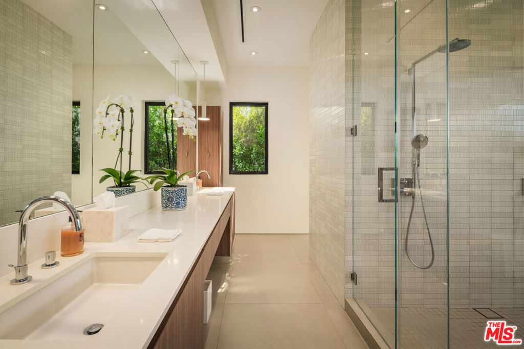 Residential Lease for rent at 333 N Croft Avenue, Los Angeles, Los Angeles County CA featuring 5 beds and 6 baths