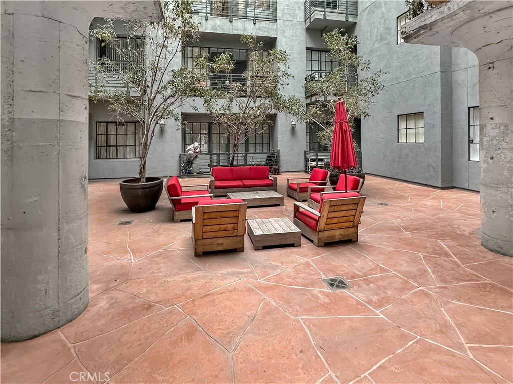 Residential Lease for rent at 420 S San Pedro Street, Los Angeles, Los Angeles County CA and 1 bath