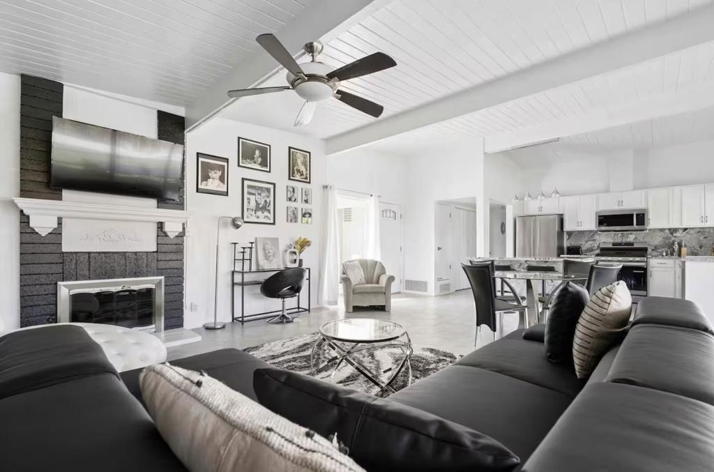 Residential Lease for rent at 280 N Monterey Road, Palm Springs CA featuring 3 beds and 2 baths