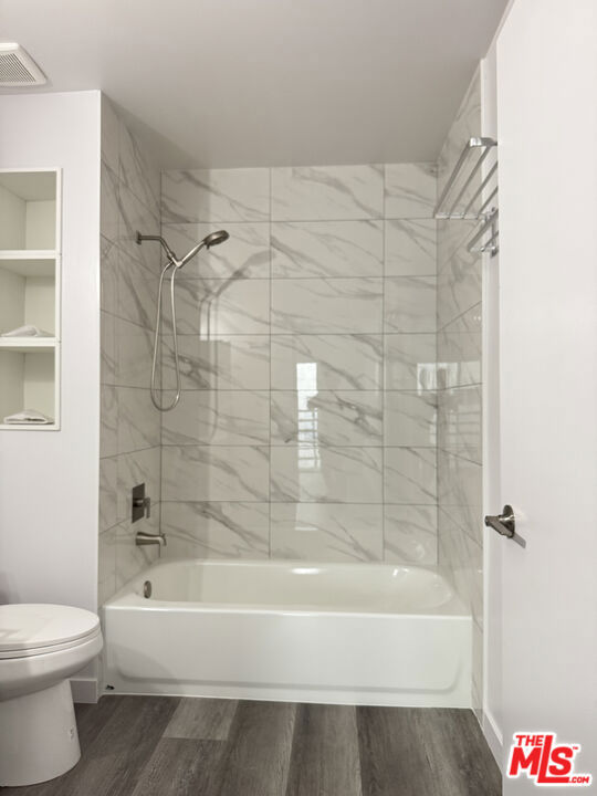 Residential Lease for rent at 155 S St Andrews Place 5, Los Angeles, Los Angeles County CA featuring 2 beds and 2 baths