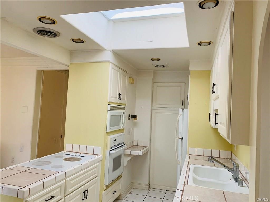 Residential Lease for rent at 2276 VIA MARIPOSA EAST R, Laguna Woods CA featuring 2 beds and 1 bath