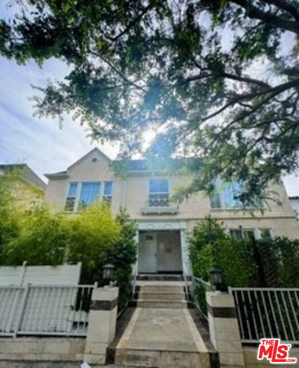 Residential Lease for rent at 133 S Crescent Drive 10, Beverly Hills, Los Angeles County CA featuring 1 bed and 1 bath