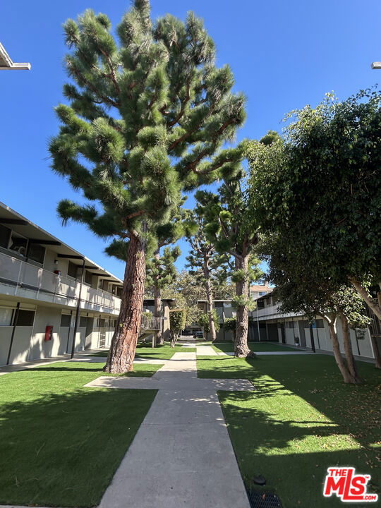 Residential Lease for rent at 11133 Rose Avenue 5, Los Angeles, Los Angeles County CA featuring 2 beds and 2 baths