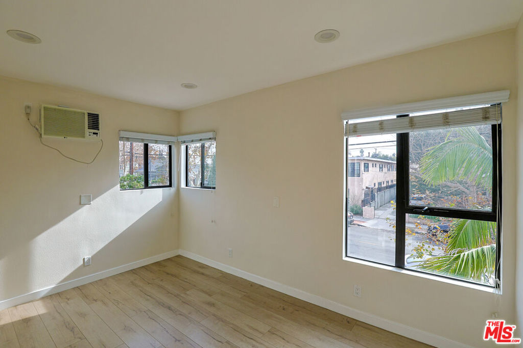 Residential Lease for rent at 1277 W 23rd Street 4, Los Angeles, Los Angeles County CA featuring 3 beds and 1 bath