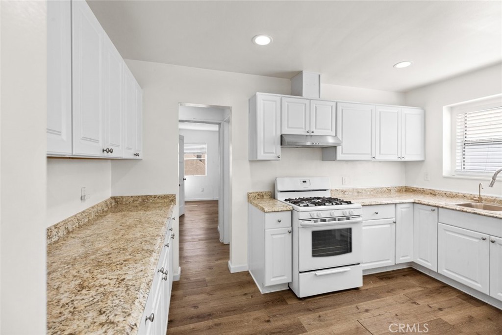 Residential Lease for rent at 676 W Glenoaks Boulevard C, Glendale, Los Angeles County CA featuring 2 beds and 1 bath