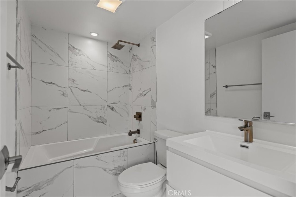 Residential Lease for rent at 939 Palm Avenue 401, West Hollywood CA featuring 4 beds and 3 baths