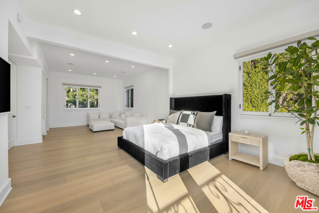 Residential Lease for rent at 1424 N Doheny Drive, Los Angeles CA featuring 6 beds and 8 baths