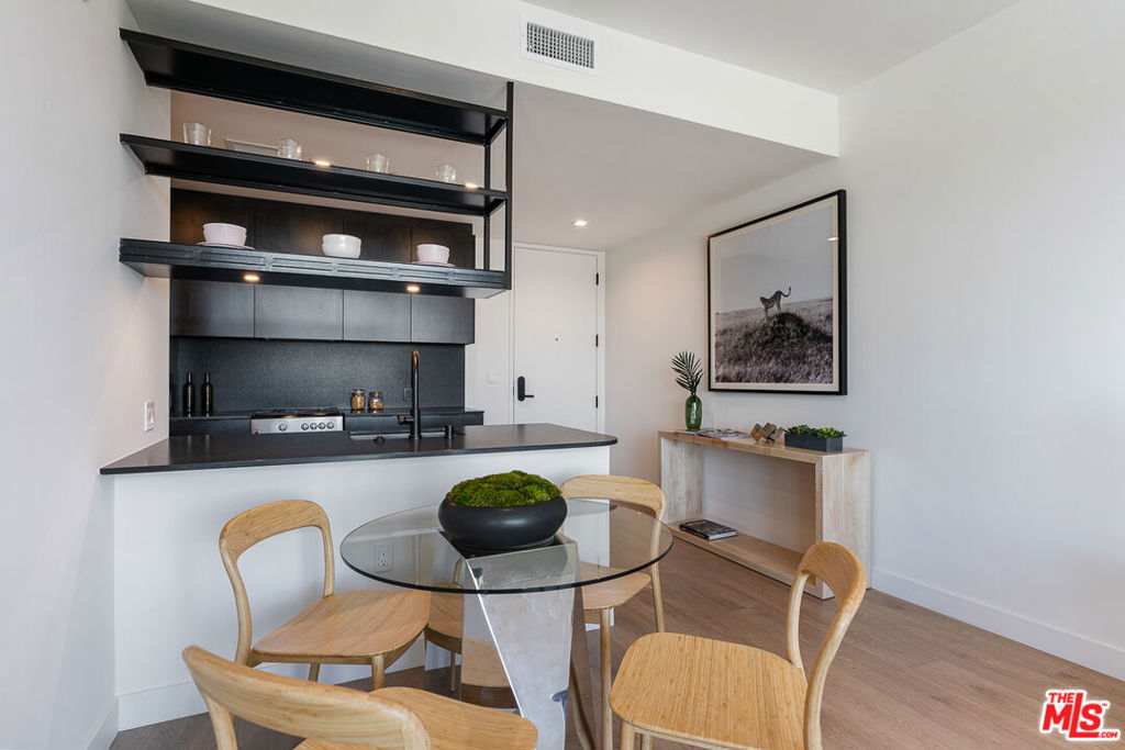 Residential Lease for rent at 10700 Tabor Street 318, Los Angeles, Los Angeles County CA featuring 1 bed and 1 bath