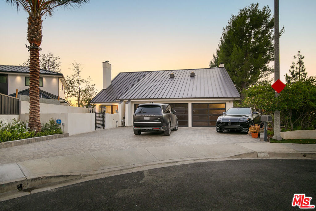 Residential Lease for rent at 1716 Via La Paz, Burbank, Los Angeles County CA featuring 4 beds and 4 baths