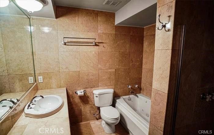 Residential Lease for rent at 1757 N Normandie Avenue 8, Los Angeles, Los Angeles County CA featuring 1 bed and 1 bath