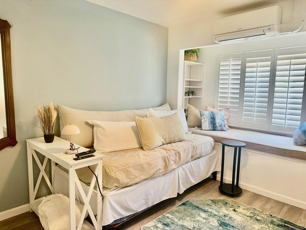 Residential Lease for rent at 8151 Camino Del Oro, La Jolla, San Diego County CA featuring 2 beds and 2 baths