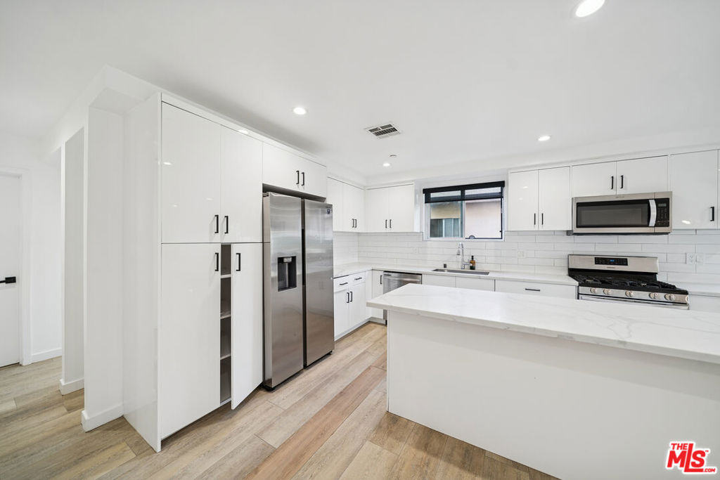 Residential Lease for rent at 837 N Harvard Blvd. 837 1/2, Los Angeles, Los Angeles County CA featuring 4 beds and 3 baths