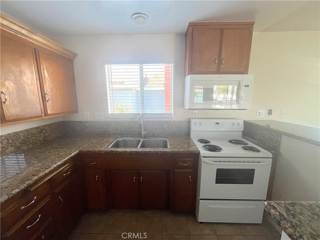 Residential Lease for rent at 931 W 19th Street 31, Costa Mesa CA featuring 1 bed and 1 bath