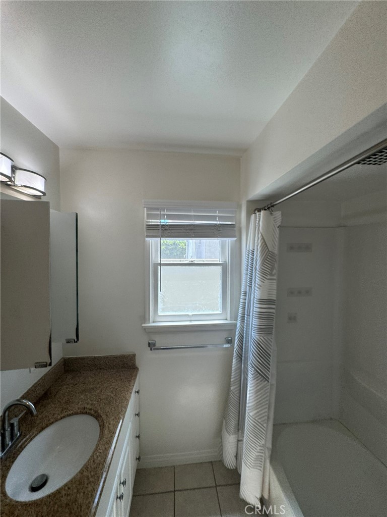 Residential Lease for rent at 5078 Pickford, Los Angeles, Los Angeles County CA featuring 1 bed and 1 bath