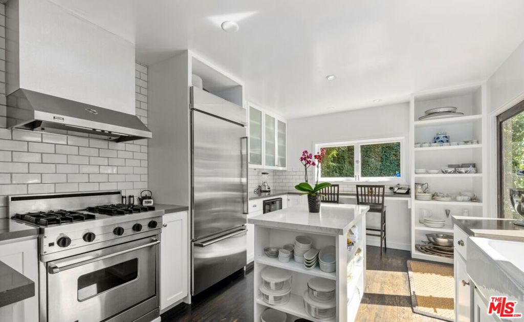 Residential Lease for rent at 2530 Hutton Drive, Beverly Hills CA featuring 3 beds and 2 baths