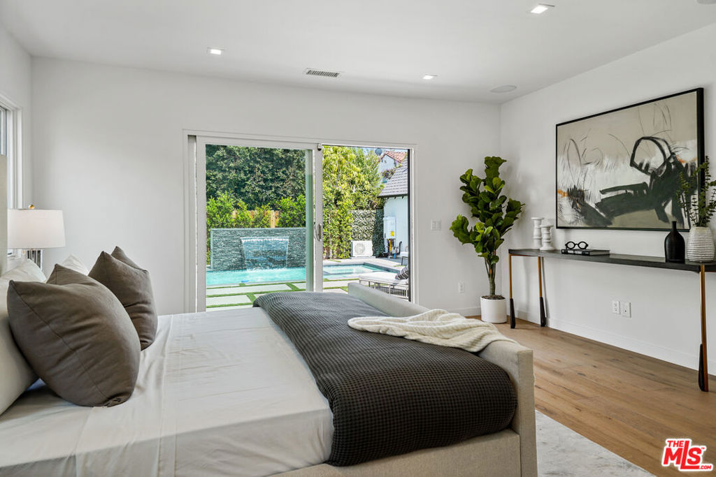 Residential Lease for rent at 334 S Sycamore Avenue, Los Angeles, Los Angeles County CA featuring 4 beds and 5 baths