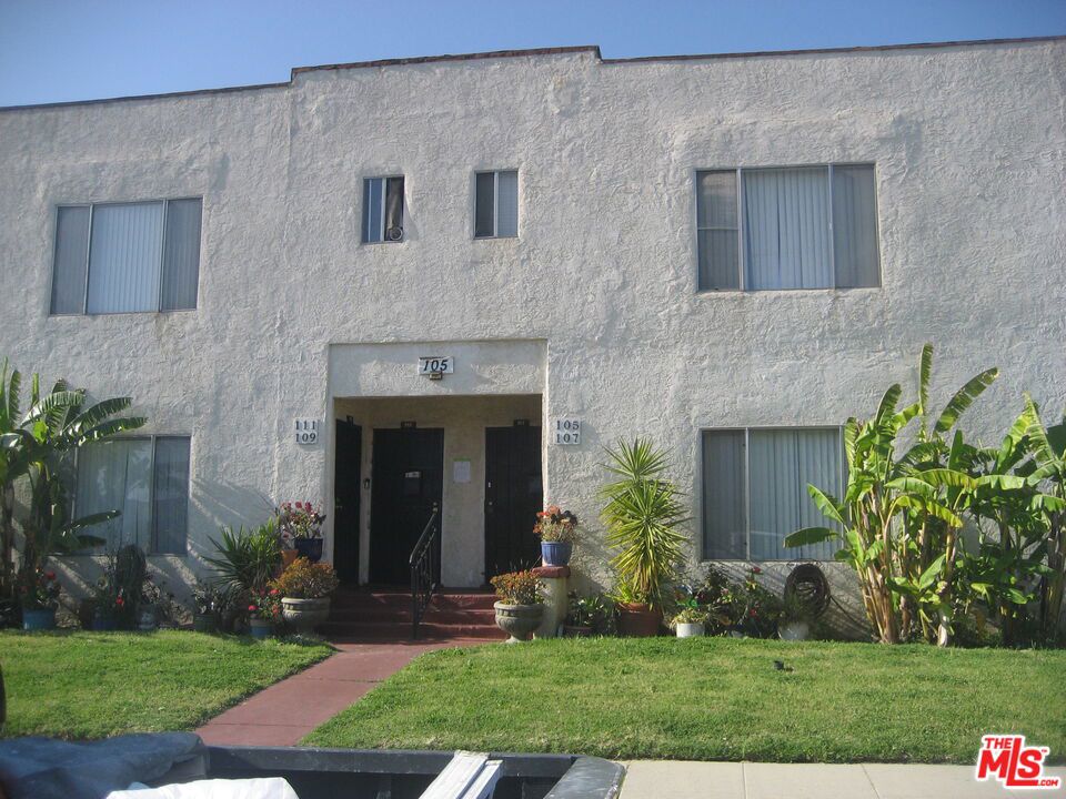 Residential Lease for rent at 105 W 106th Street 111, Los Angeles, Los Angeles County CA featuring 1 bed and 4 baths