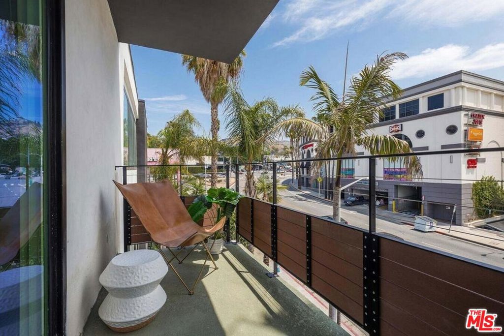 Residential Lease for rent at 1425 N Crescent Heights Boulevard 103, West Hollywood, Los Angeles County CA featuring 2 beds and 1 bath